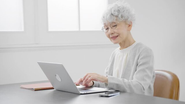 ビジネススーツを着たシニア女性　ビジネスイメージ