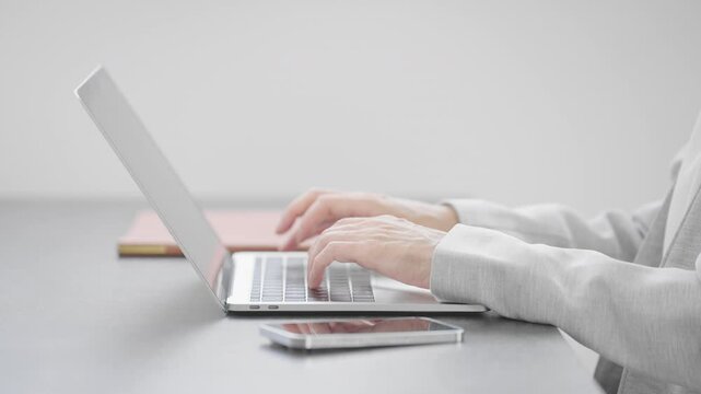 ビジネススーツを着たシニア女性　ビジネスイメージ