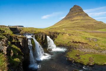 Obraz premium Mt. Kirkjufell and Kirkjufellsfoss Waterfall