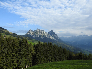 Kleiner Mythen und grosser Mythen im Sommer bei wechselhaftem Wetter vom Engelstock aus, Schwyz