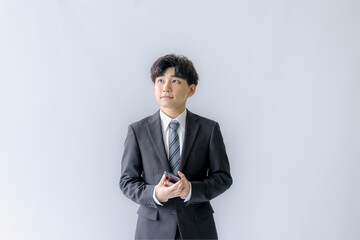 スマホを持つ若いビジネスマン