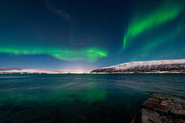 Aurores boréales prises dans un fjord à Tromso, en Laponie Norvégienne, en décembre 2023.