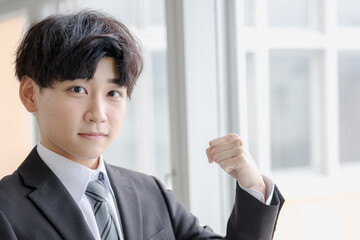 ガッツポーズする爽やかなビジネスマン