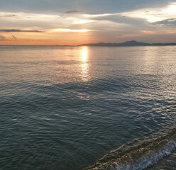 Obraz premium The ocean is calm and the sun is setting