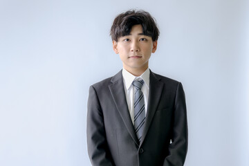 直立する若いビジネスマン