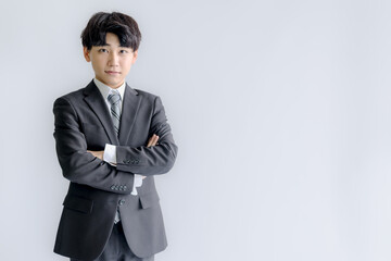 腕組みする若いビジネスマン