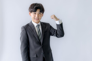 ガッツポーズする若いビジネスマン