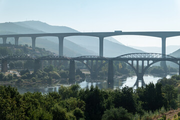 Imponentes pontes sobre o rio Douro no Peso da Régua, um encontro entre história e modernidade em Portugal