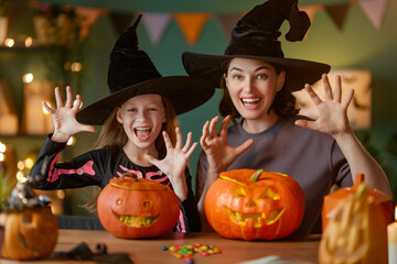 Fototapeta premium Happy family preparing for Halloween.