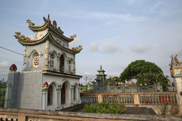 Obraz premium Cemetery near Hanoi city, Vietnam. Traditional national Vietnamese old cemetery. Graves, gravestones and beautiful landscape, scenery. Memorial, buddhist landmark, monument. Asian tradition. Holiday