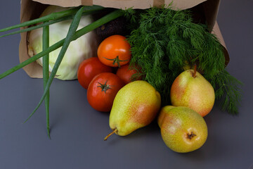 gruszki i warzywa wypadną z papierowej torby