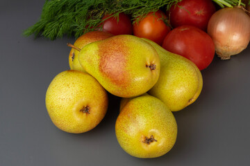 soczyste żółte gruszki z czerwoną stroną