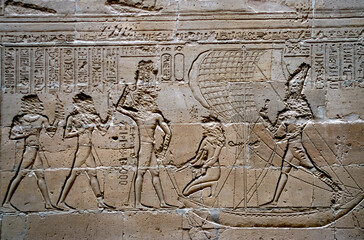 gescantes historisches Farbfoto von reliefartigen in einer Wand eingemeiselten Pharaonen und Götter im Tempel von Karnak, Ägypten