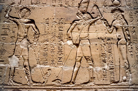 gescantes historisches Farbfoto von reliefartigen in einer Wand eingemeiselten Pharaonen und G&ouml;tter im Tempel von Karnak, &Auml;gypten