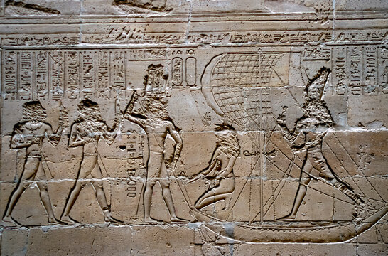 gescantes historisches Farbfoto von reliefartigen in einer Wand eingemeiselten Pharaonen und G&ouml;tter im Tempel von Karnak, &Auml;gypten