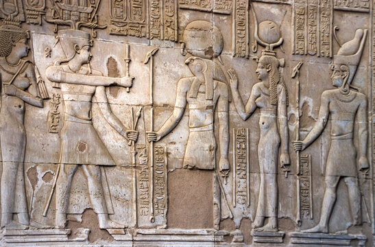 gescantes historisches Farbfoto von reliefartigen in einer Wand eingemeiselten Pharaonen und G&ouml;tter im Tempel von Karnak, &Auml;gypten