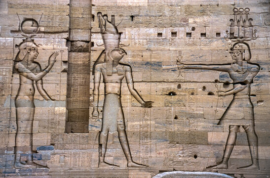 gescantes historisches Farbfoto von reliefartigen in einer Wand eingemeiselten Pharaonen und G&ouml;tter im Tempel von Karnak, &Auml;gypten