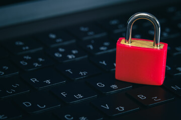 キーボードの上の南京錠　セキュリティ　暗号化