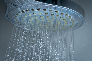 Duschkopf mit fliessendem Wasser - Spritzendes Wasser - Hartes Wasser im Haus