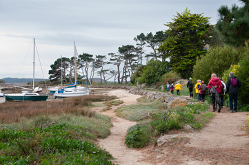Randonneurs sur le GR34 de l'île Grande - Bretagne