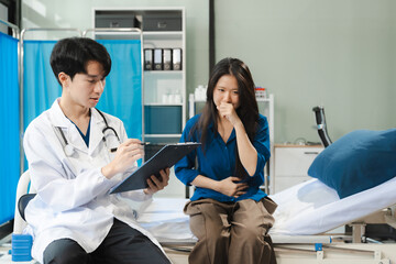 Obraz premium doctor consulting patient filling form at consultation, talking to patient filling signing medical paper at appointment visit in clinic.