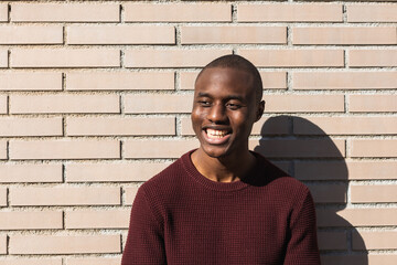 Obraz premium Young black man laughing on street