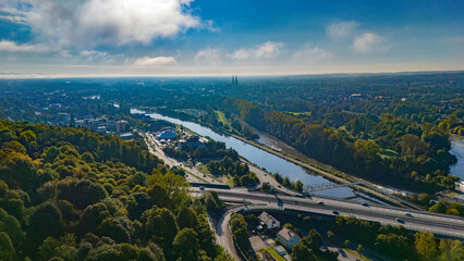 Herbstliche Stimmung über schöner bayerischer Landschaft mit Blick auf Regensburg von oben