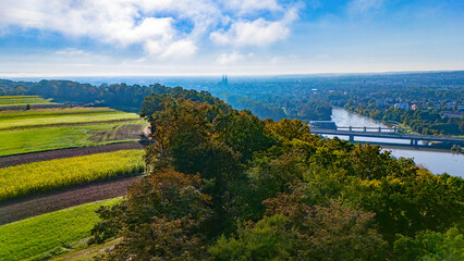 Herbstliche Stimmung über schöner bayerischer Landschaft mit Blick auf Regensburg von oben