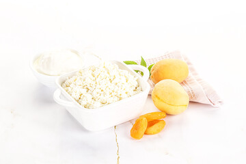 Cottage cheese with apricot and cream
