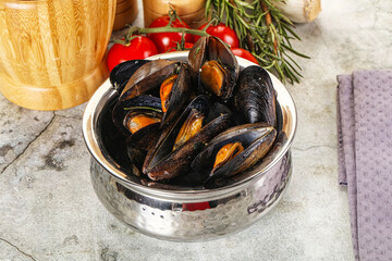 Tasty mussels in the bowl
