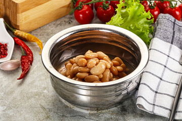 White canned beans in the bowl