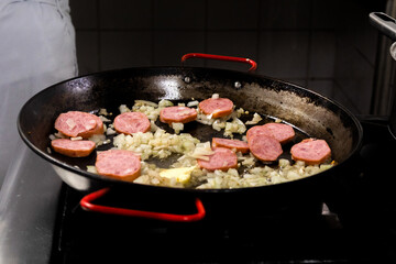 Linguiça Frita com Cebola 