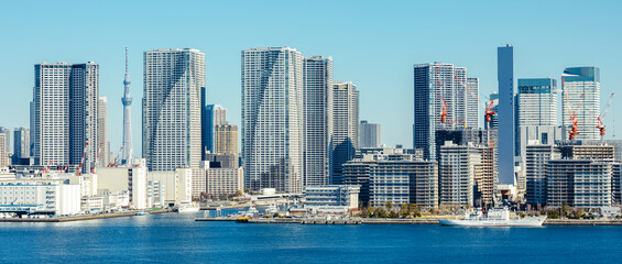 Fototapeta premium 東京の埋立地の都市景観・タワーマンションとビルの風景_横長(全景)