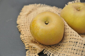 Pommes canada grise sur toile de jute