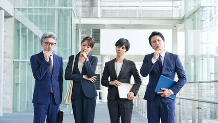 悩む幅広い世代のビジネスパーソンのグループ