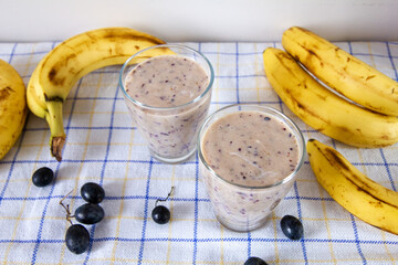 Smoothie z banana i winogronu z jogurtem © Monika