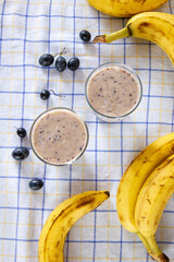 Smoothie z banana i winogronu z jogurtem © Monika