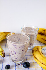 Smoothie z banana i winogronu z jogurtem © Monika