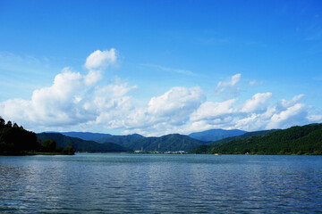 夏の日本の田舎の風景。湖と山の美しい景色。