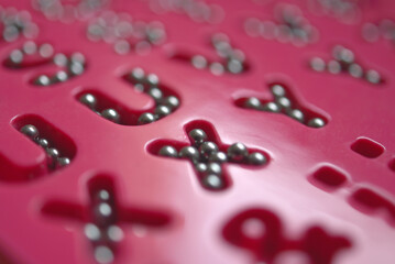 Alphabet rose et billes en métal