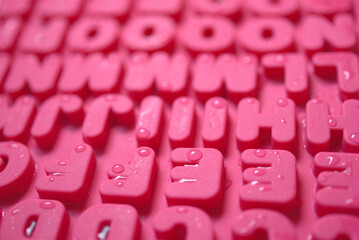 Alphabet rose et gouttes d'eau