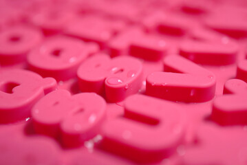 Alphabet rose et gouttes d'eau