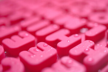 Alphabet rose et gouttes d'eau