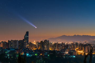 Obraz premium Comet falls in the sky over the city