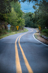 Obraz premium Curvy and hilly highway in the Arkansas forest