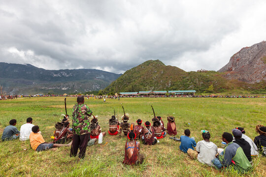 BALIEM VALLEY FESTIVAL, WAMENA, WEST PAPUA (IRIAN JAYA), INDONESIA: Dani children look at the site of the cultural festival, in front of the stands for richer spectators