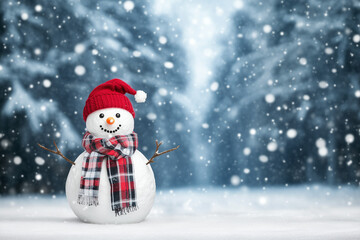 Obraz premium Panoramic view of happy snowman in winter secenery with copy space