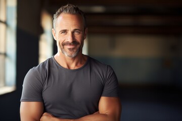 Obraz premium Portrait of a grinning man in his 40s donning a trendy cropped top over empty modern loft background