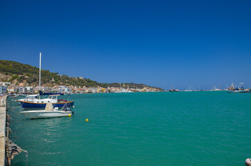 Obraz premium sea, ships and waterfront in Zante on the island of Zakynthos
