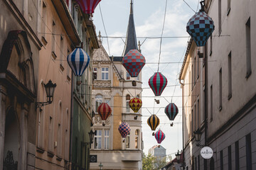 Uliczka w Pszczynie, Śląsk, ozdobiona balonami, zabytkowa architektura. © Elżbieta Kaps